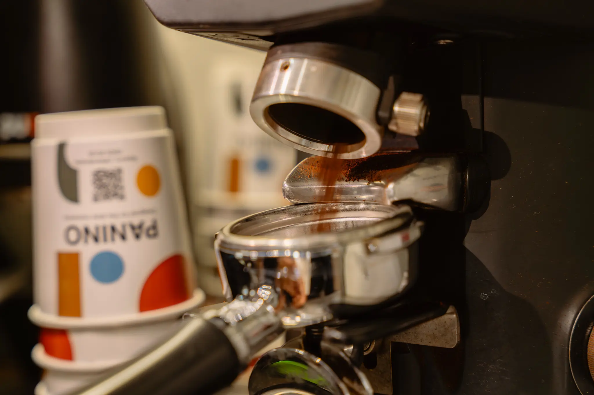 Σερβίρισμα καφέ φίλτρου στο Panino Café